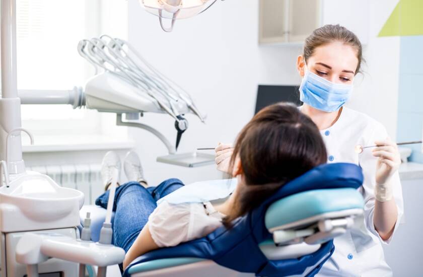 Išvengti parodontozės padeda burnos higiena (video)